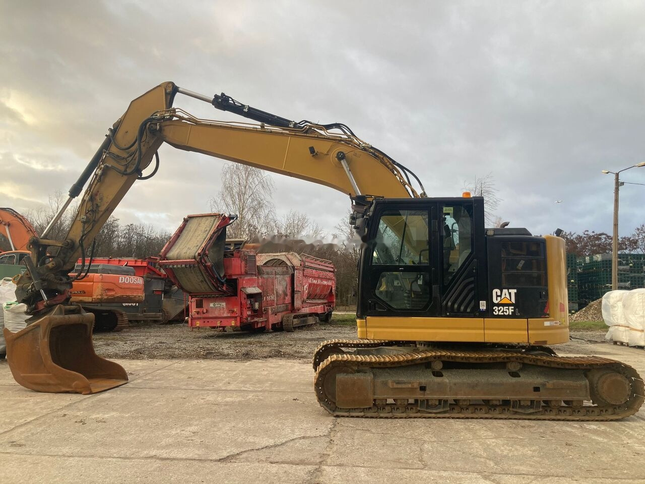 Caterpillar 325 F LCR Rototylt - Lánctalpas kotró: 1 kép. Caterpillar 325 F LCR Rototylt - Lánctalpas kotró: 1 kép.