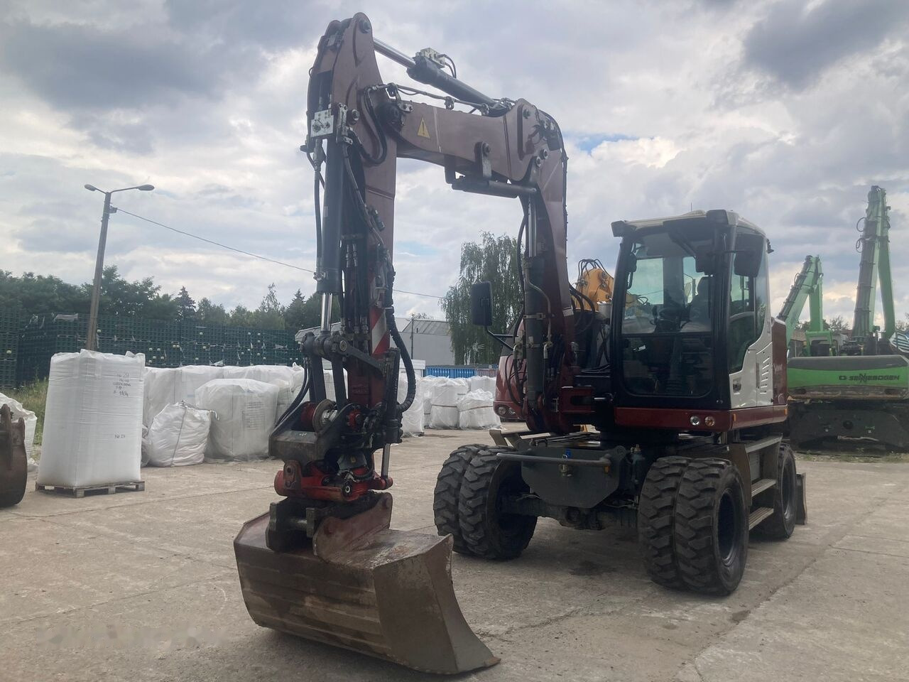 Liebherr A 912 Compact Rotator R4 - Gumikerekes kotró: 4 kép. Liebherr A 912 Compact Rotator R4 - Gumikerekes kotró: 4 kép.
