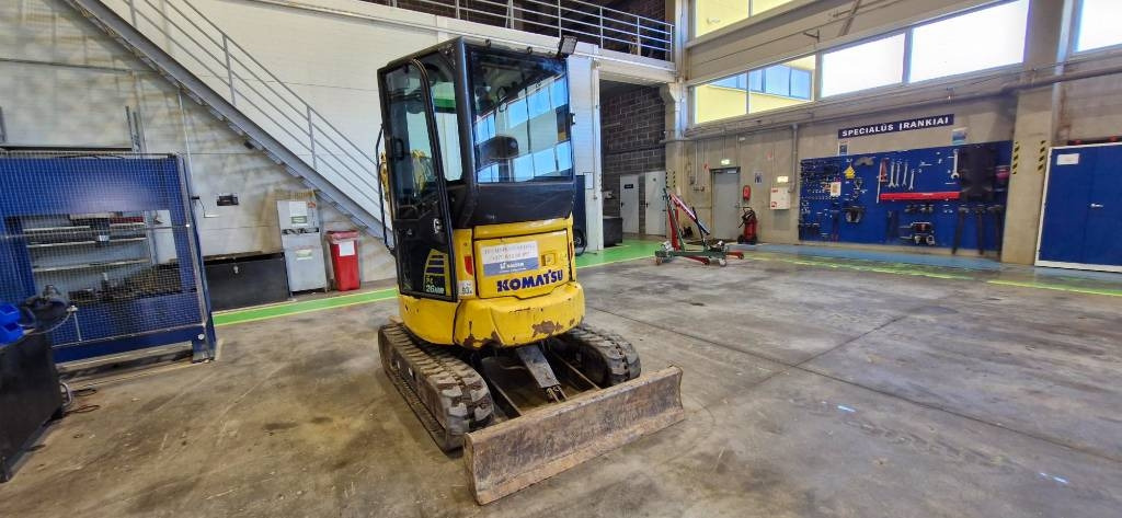 Komatsu PC 26 MR - Minikotró: 4 kép. Komatsu PC 26 MR - Minikotró: 4 kép.