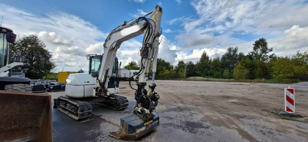 Komatsu PC 80 MR-5E0 - Minikotró: 2 kép. Komatsu PC 80 MR-5E0 - Minikotró: 2 kép.