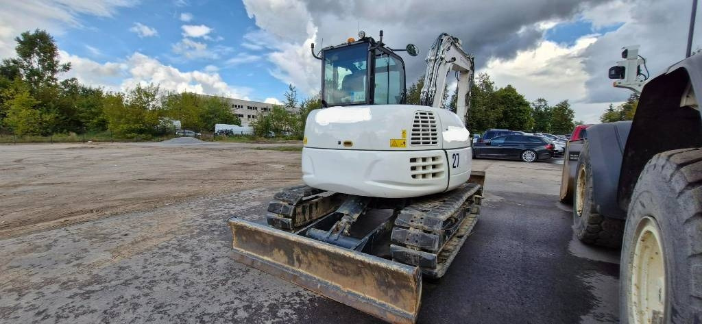 Komatsu PC 80 MR-5E0 - Minikotró: 3 kép. Komatsu PC 80 MR-5E0 - Minikotró: 3 kép.