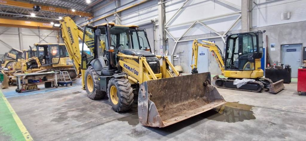 Komatsu WB 93 R-8 - Kotrórakodó: 2 kép. Komatsu WB 93 R-8 - Kotrórakodó: 2 kép.