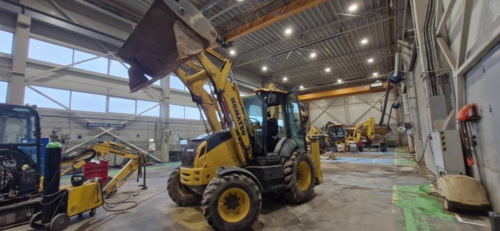 Komatsu WB 93 R-8 - Kotrórakodó: 1 kép. Komatsu WB 93 R-8 - Kotrórakodó: 1 kép.