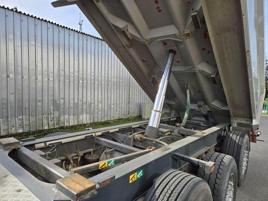 Maur TIPPER TRAILER 3 AXEL - Pótkocsi billenőplatós: 2 kép. Maur TIPPER TRAILER 3 AXEL - Pótkocsi billenőplatós: 2 kép.