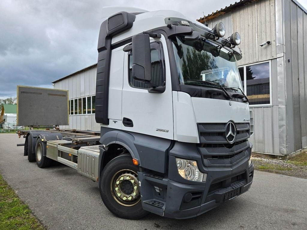Mercedes-Benz ACTROS 2553 6X2 LAGAB - Cserefelépítményes teherautó: 4 kép. Mercedes-Benz ACTROS 2553 6X2 LAGAB - Cserefelépítményes teherautó: 4 kép.