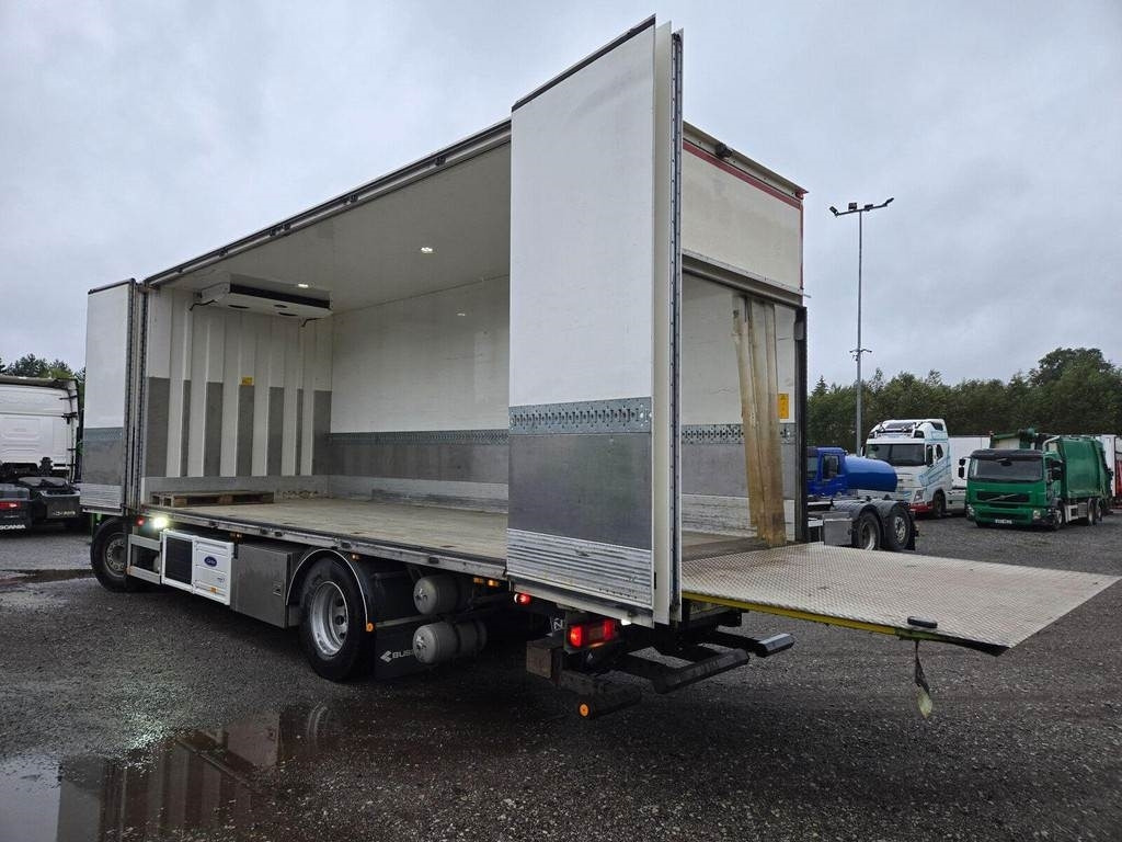 Volvo FM370 4X2 CARRIER 1150 SIDEOPENING - Hűtős teherautó: 3 kép. Volvo FM370 4X2 CARRIER 1150 SIDEOPENING - Hűtős teherautó: 3 kép.