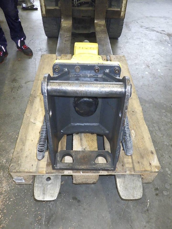Epiroc SB 302 - Hidraulikus törőfej - Építőipari gépek: 4 kép. Epiroc SB 302 - Hidraulikus törőfej - Építőipari gépek: 4 kép.