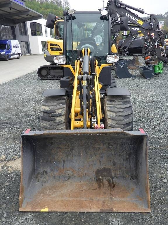 Schäffer 2445 S - Gumikerekes homlokrakodó: 2 kép. Schäffer 2445 S - Gumikerekes homlokrakodó: 2 kép.