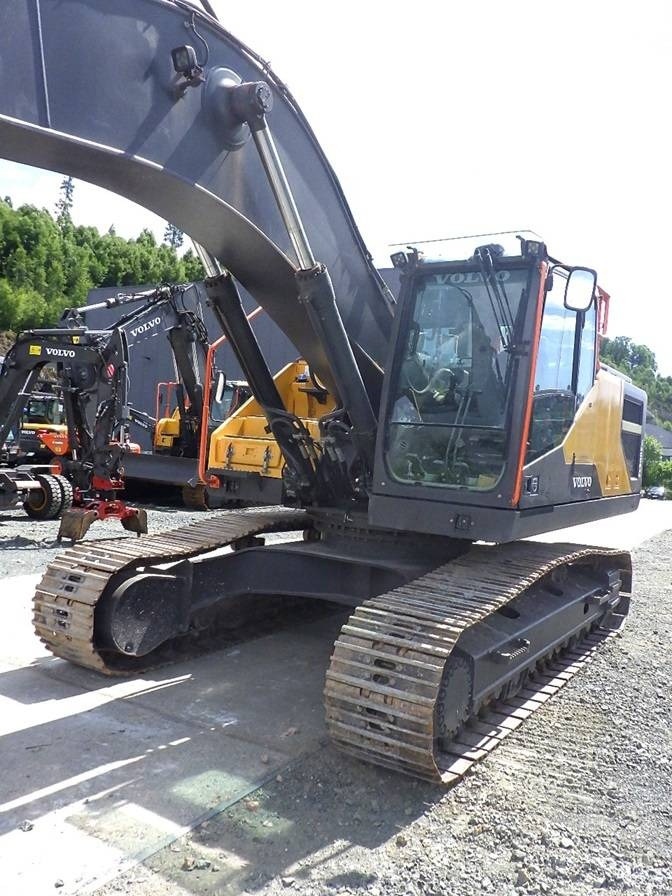 Volvo EC 300 E - Lánctalpas kotró: 2 kép. Volvo EC 300 E - Lánctalpas kotró: 2 kép.