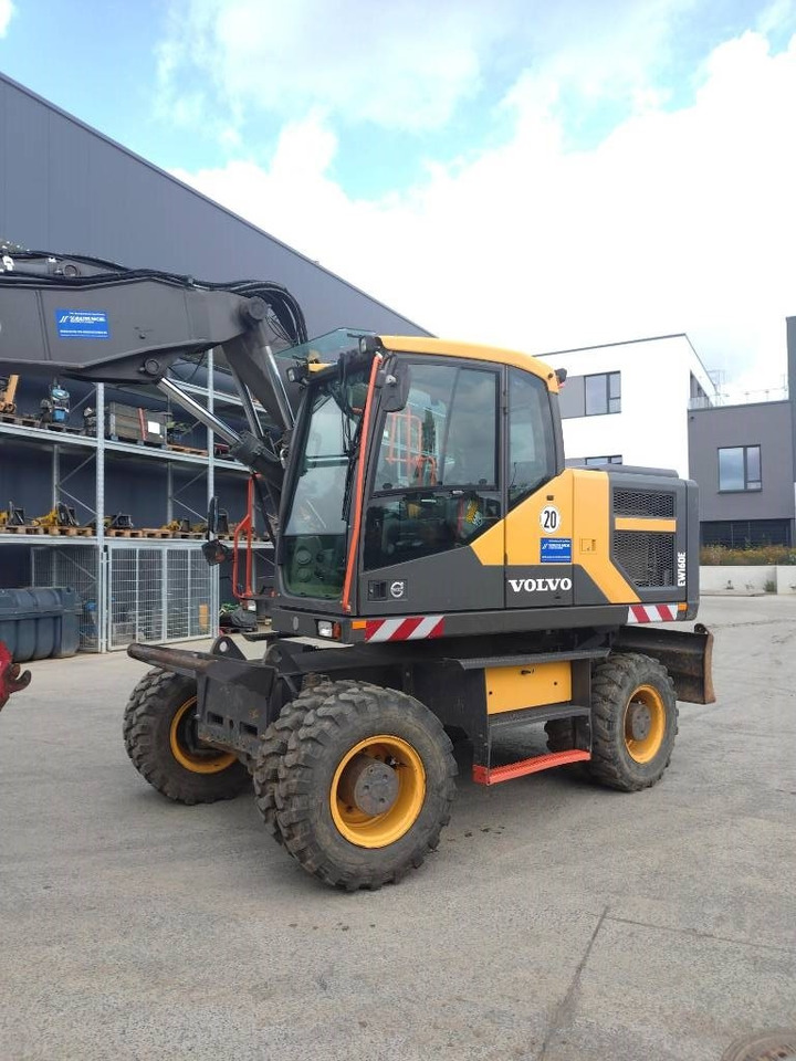 Volvo EW 160 E - Gumikerekes kotró: 2 kép. Volvo EW 160 E - Gumikerekes kotró: 2 kép.