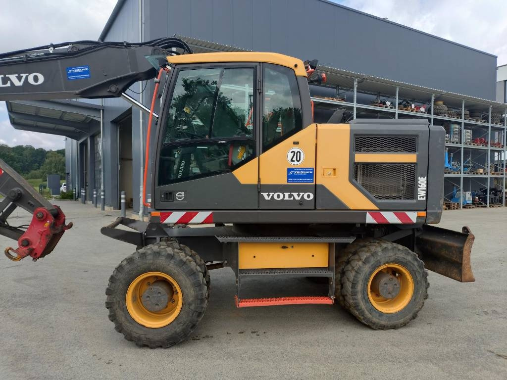 Volvo EW 160 E - Gumikerekes kotró: 1 kép. Volvo EW 160 E - Gumikerekes kotró: 1 kép.