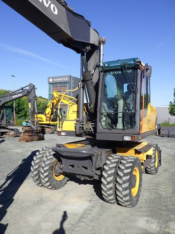 Volvo EW 180 C - Gumikerekes kotró: 2 kép. Volvo EW 180 C - Gumikerekes kotró: 2 kép.