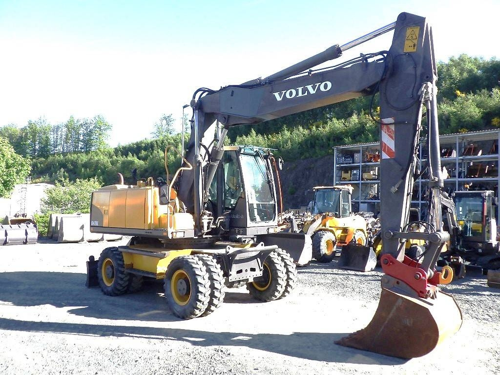 Volvo EW 180 C - Gumikerekes kotró: 3 kép. Volvo EW 180 C - Gumikerekes kotró: 3 kép.