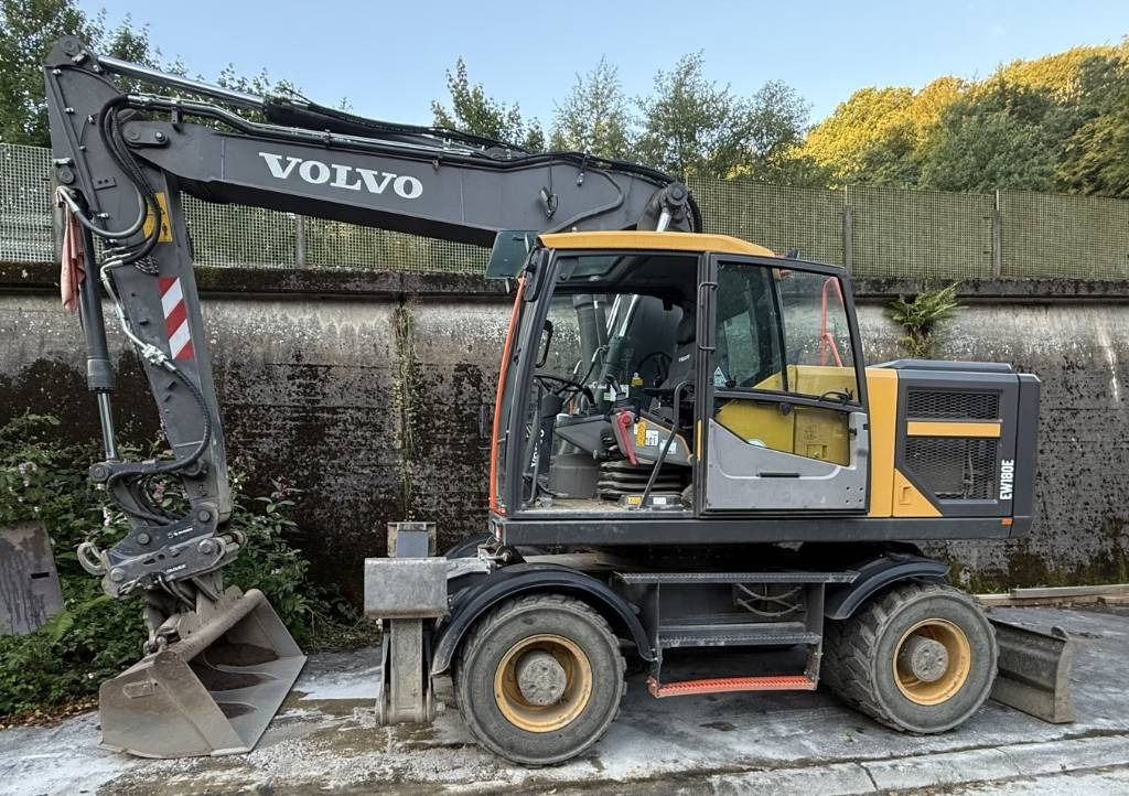 Volvo EW 180 E - Gumikerekes kotró: 1 kép. Volvo EW 180 E - Gumikerekes kotró: 1 kép.