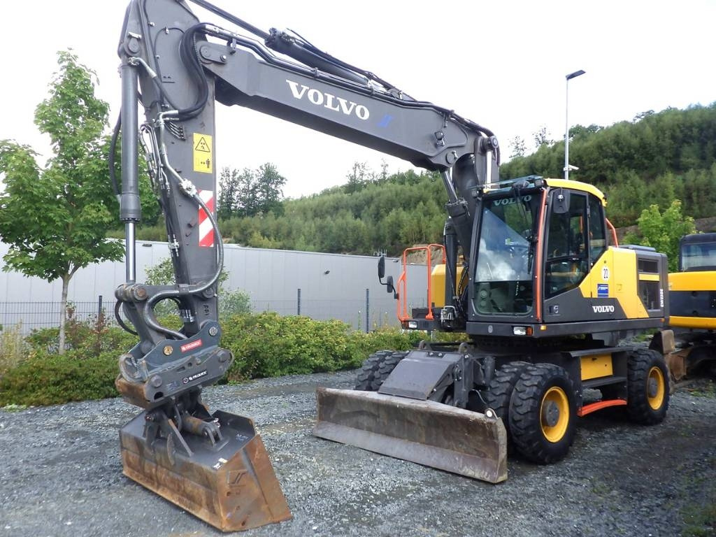 Volvo EW 220 E - Gumikerekes kotró: 1 kép. Volvo EW 220 E - Gumikerekes kotró: 1 kép.