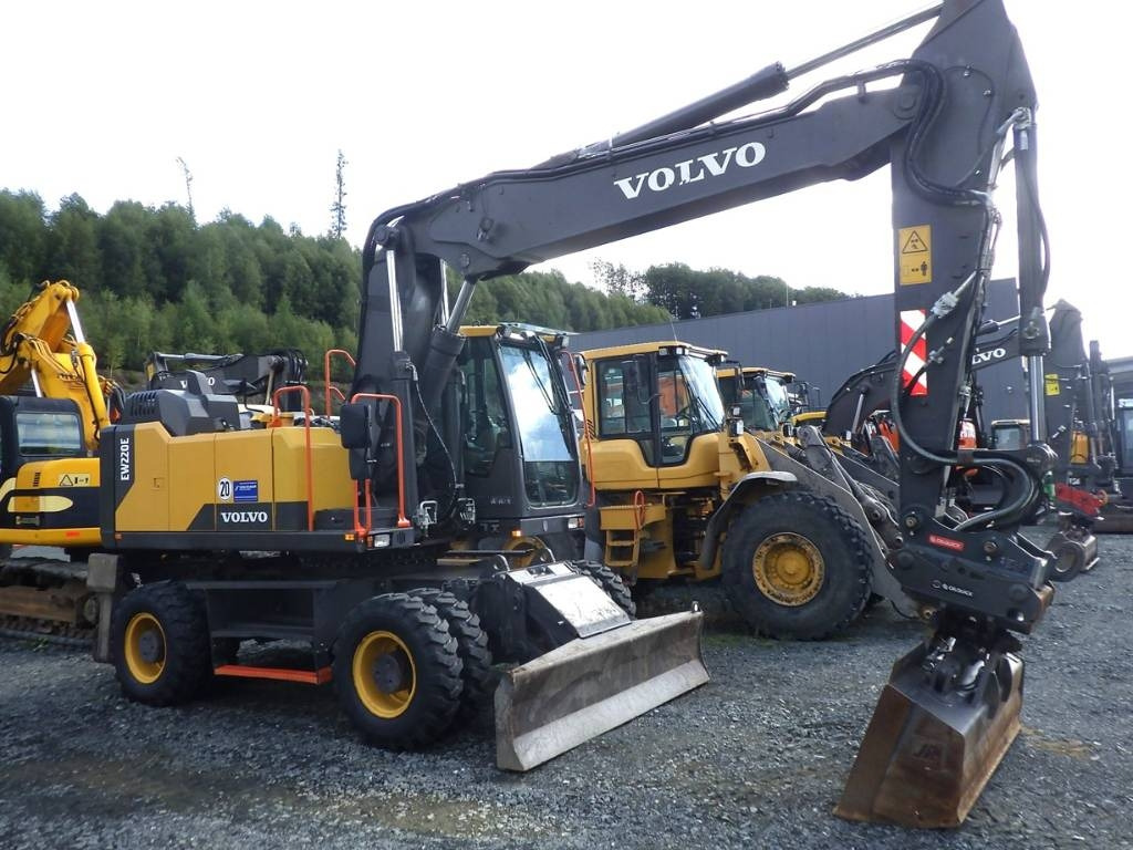 Volvo EW 220 E - Gumikerekes kotró: 3 kép. Volvo EW 220 E - Gumikerekes kotró: 3 kép.