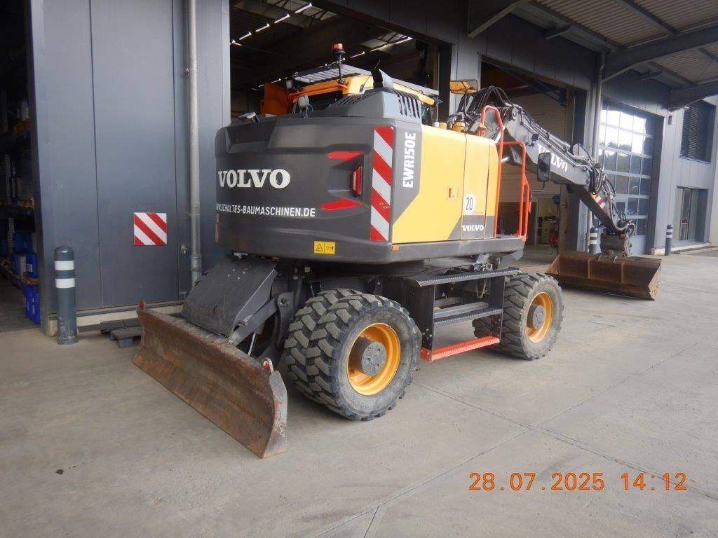Volvo EWR 150 E - Gumikerekes kotró: 3 kép. Volvo EWR 150 E - Gumikerekes kotró: 3 kép.