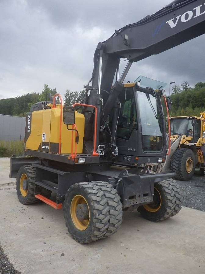 Volvo EWR 170 E - Gumikerekes kotró: 4 kép. Volvo EWR 170 E - Gumikerekes kotró: 4 kép.
