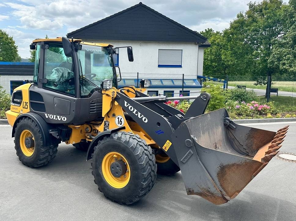 Volvo L 25 Electric - Gumikerekes homlokrakodó: 2 kép. Volvo L 25 Electric - Gumikerekes homlokrakodó: 2 kép.