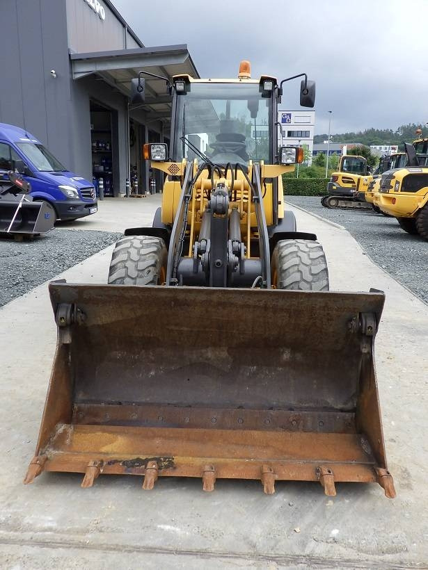 Volvo L 25 F - Gumikerekes homlokrakodó: 2 kép. Volvo L 25 F - Gumikerekes homlokrakodó: 2 kép.