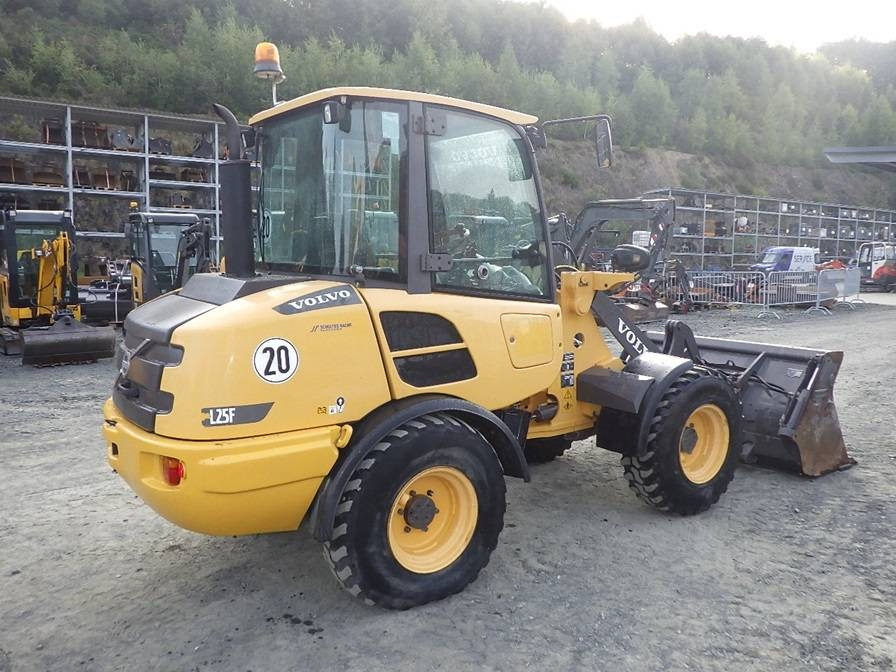 Volvo L 25 F - Gumikerekes homlokrakodó: 4 kép. Volvo L 25 F - Gumikerekes homlokrakodó: 4 kép.