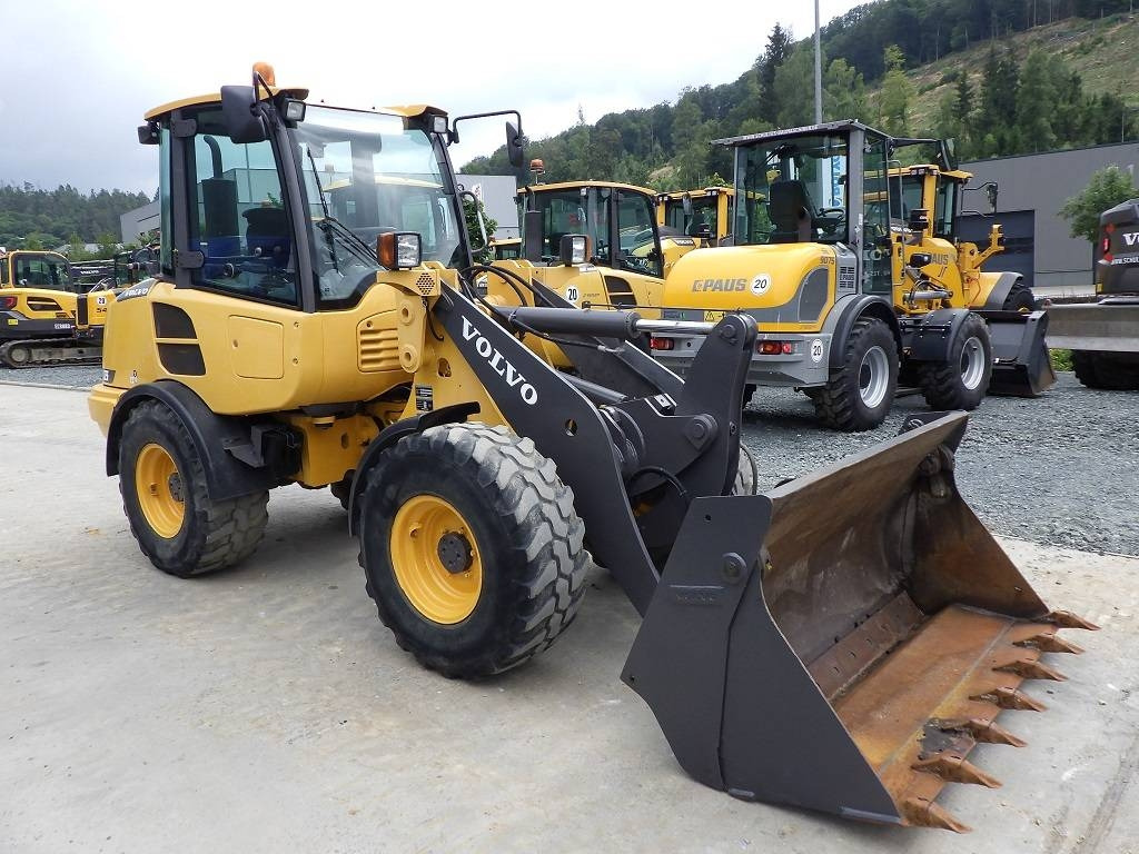 Volvo L 25 F - Gumikerekes homlokrakodó: 3 kép. Volvo L 25 F - Gumikerekes homlokrakodó: 3 kép.