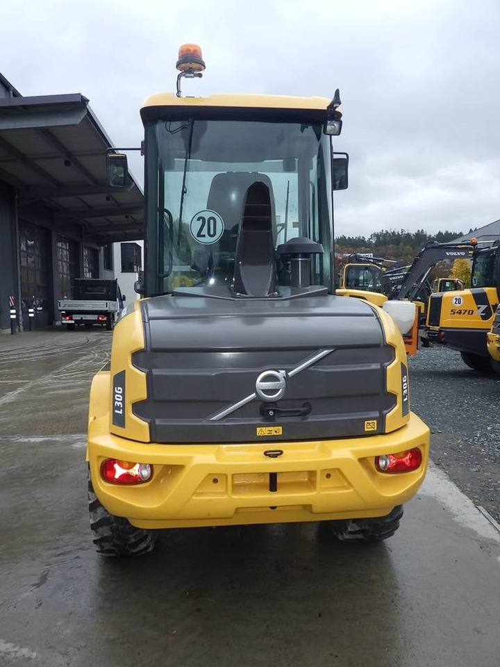 Volvo L 30 G - Gumikerekes homlokrakodó: 5 kép. Volvo L 30 G - Gumikerekes homlokrakodó: 5 kép.