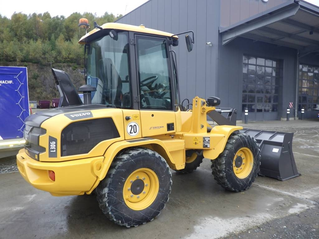 Volvo L 30 G - Gumikerekes homlokrakodó: 4 kép. Volvo L 30 G - Gumikerekes homlokrakodó: 4 kép.