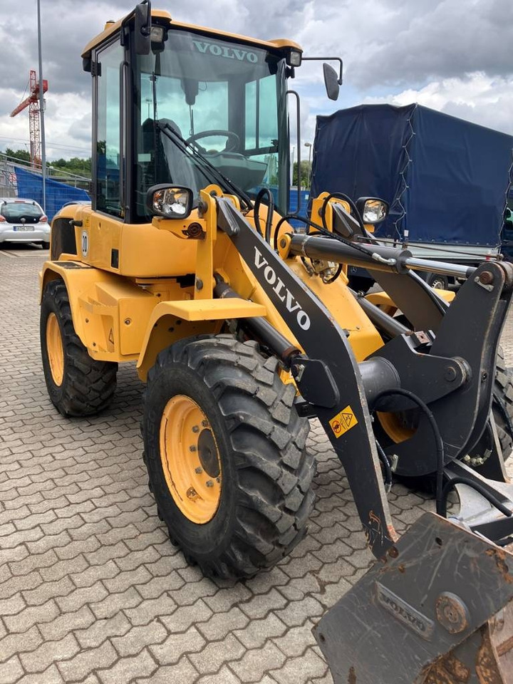 Volvo L 30 G - Gumikerekes homlokrakodó: 3 kép. Volvo L 30 G - Gumikerekes homlokrakodó: 3 kép.