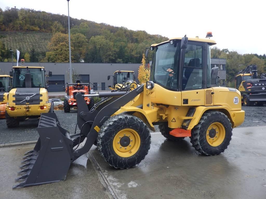 Volvo L 30 G - Gumikerekes homlokrakodó: 1 kép. Volvo L 30 G - Gumikerekes homlokrakodó: 1 kép.