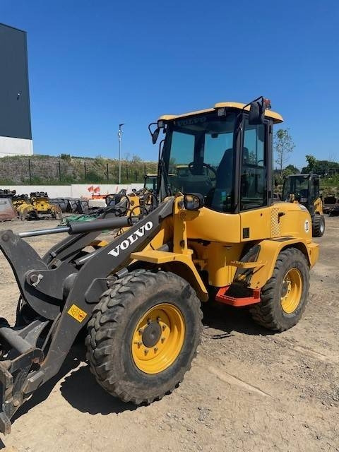 Volvo L 30 G - Gumikerekes homlokrakodó: 3 kép. Volvo L 30 G - Gumikerekes homlokrakodó: 3 kép.