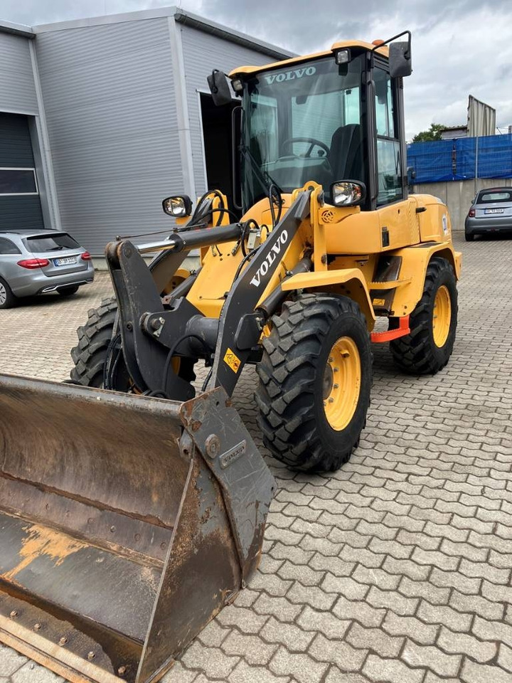 Volvo L 30 G - Gumikerekes homlokrakodó: 1 kép. Volvo L 30 G - Gumikerekes homlokrakodó: 1 kép.