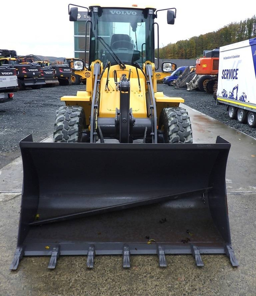 Volvo L 30 G - Gumikerekes homlokrakodó: 2 kép. Volvo L 30 G - Gumikerekes homlokrakodó: 2 kép.