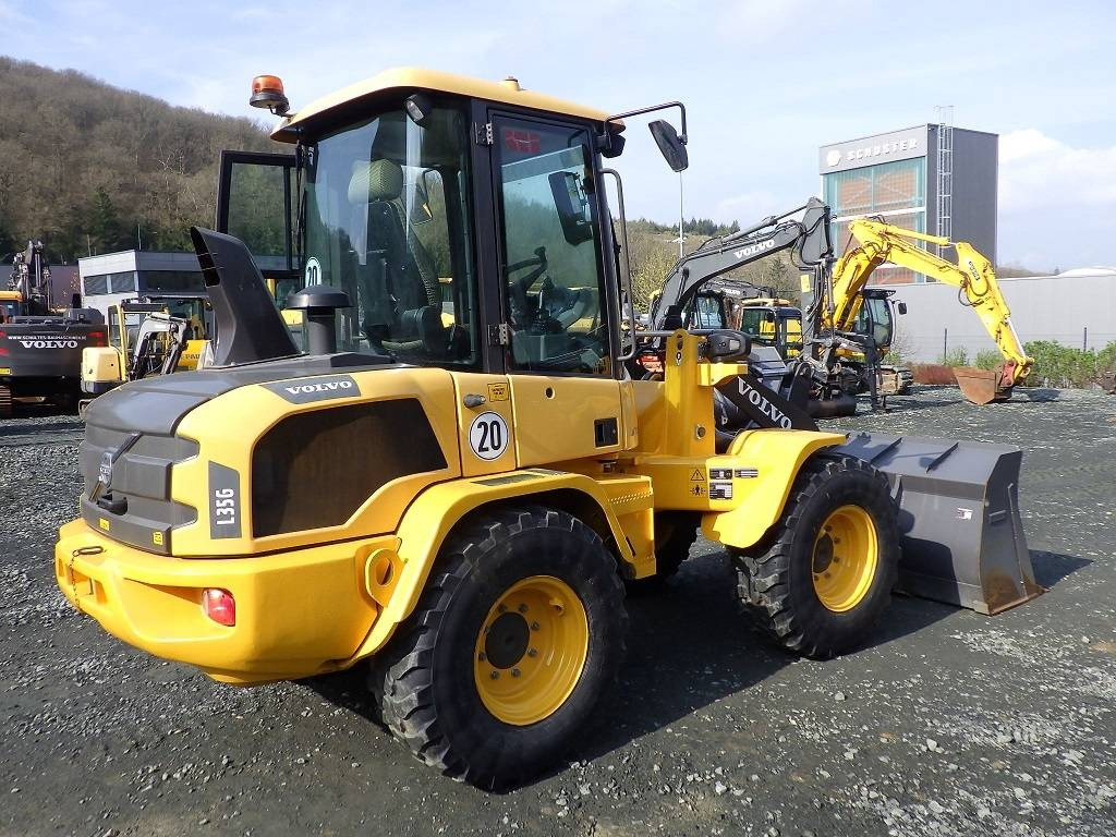 Volvo L 35 G - Gumikerekes homlokrakodó: 3 kép. Volvo L 35 G - Gumikerekes homlokrakodó: 3 kép.