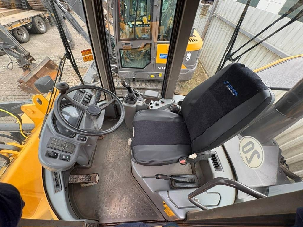 Gumikerekes homlokrakodó Volvo L 35 G: 6 kép. Gumikerekes homlokrakodó Volvo L 35 G: 6 kép.