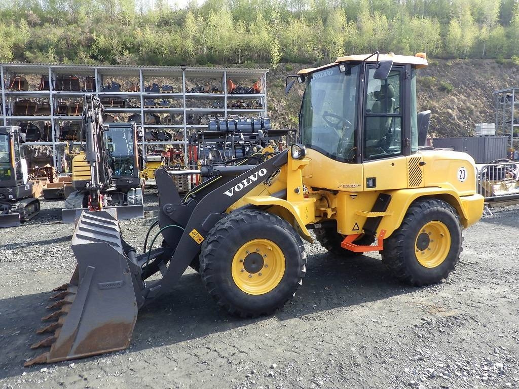 Volvo L 35 G - Gumikerekes homlokrakodó: 1 kép. Volvo L 35 G - Gumikerekes homlokrakodó: 1 kép.