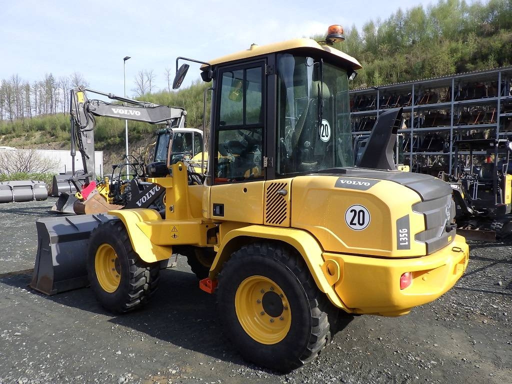 Volvo L 35 G - Gumikerekes homlokrakodó: 5 kép. Volvo L 35 G - Gumikerekes homlokrakodó: 5 kép.