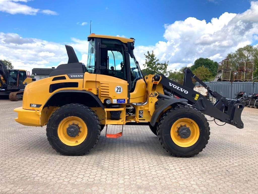Volvo L 45 H - Gumikerekes homlokrakodó: 5 kép. Volvo L 45 H - Gumikerekes homlokrakodó: 5 kép.