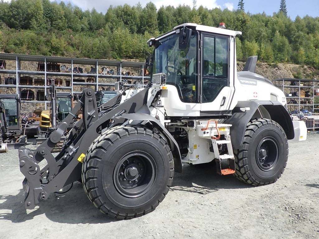 Volvo L 60 H - Gumikerekes homlokrakodó: 1 kép. Volvo L 60 H - Gumikerekes homlokrakodó: 1 kép.