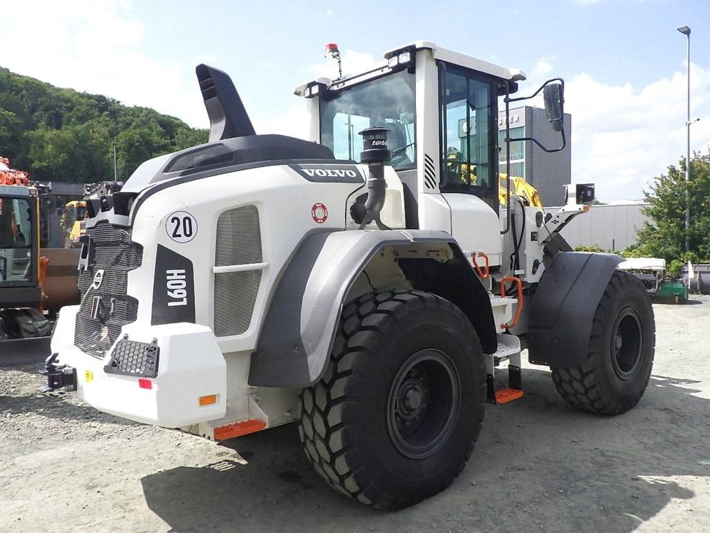 Volvo L 60 H - Gumikerekes homlokrakodó: 4 kép. Volvo L 60 H - Gumikerekes homlokrakodó: 4 kép.