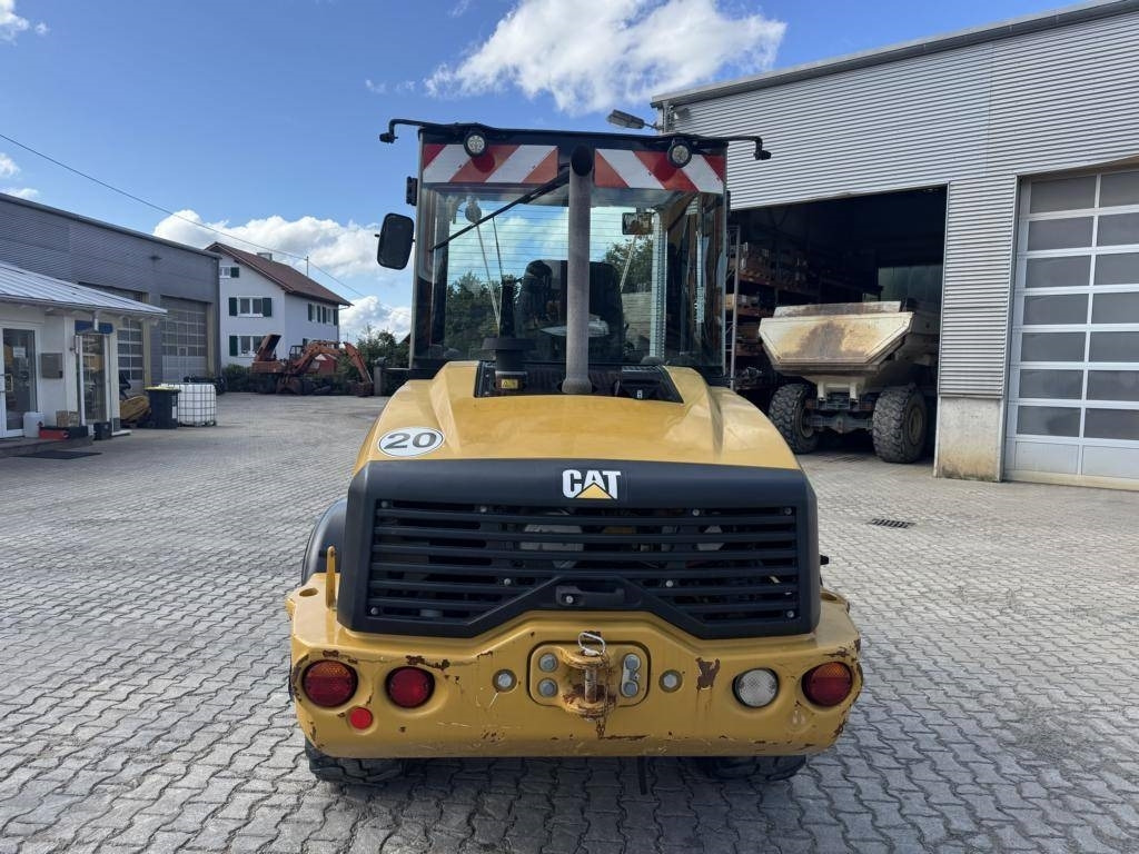 CAT 908M mit Klappschaufe und Palletengabeln - Gumikerekes homlokrakodó: 5 kép. CAT 908M mit Klappschaufe und Palletengabeln - Gumikerekes homlokrakodó: 5 kép.