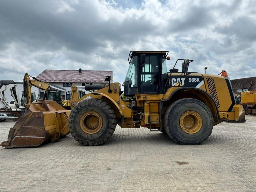 CAT 966 K - Gumikerekes homlokrakodó: 2 kép. CAT 966 K - Gumikerekes homlokrakodó: 2 kép.