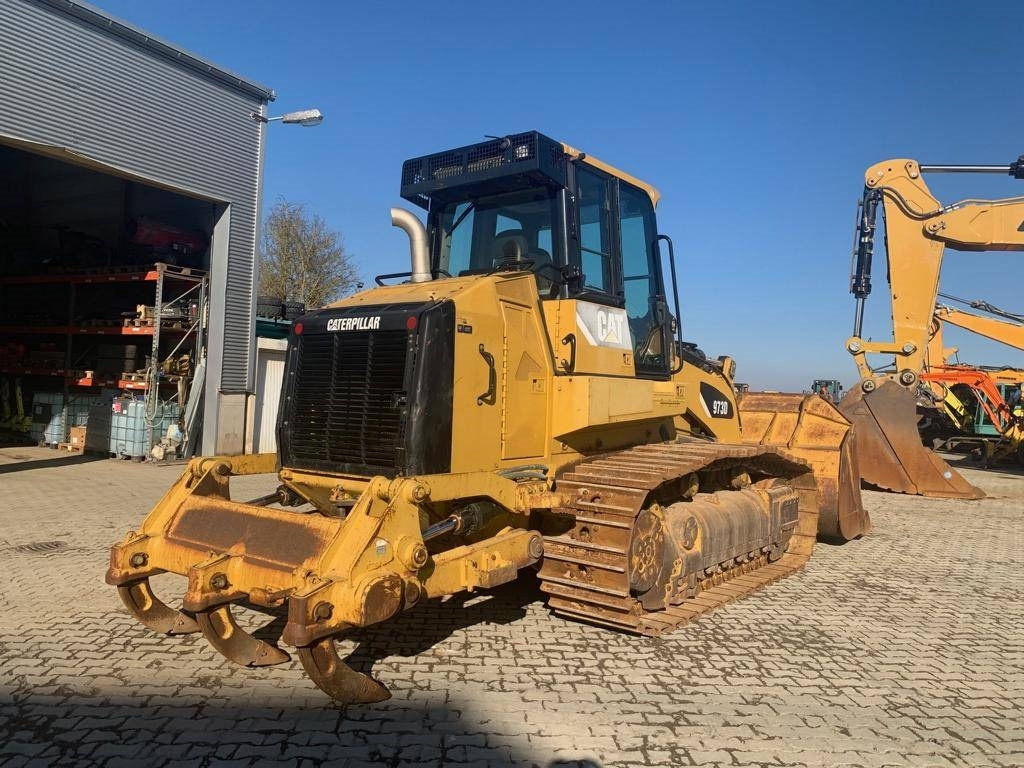 CAT 973 D - Lánctalpas homlokrakodó: 5 kép. CAT 973 D - Lánctalpas homlokrakodó: 5 kép.