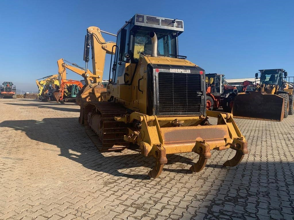 CAT 973 D - Lánctalpas homlokrakodó: 3 kép. CAT 973 D - Lánctalpas homlokrakodó: 3 kép.