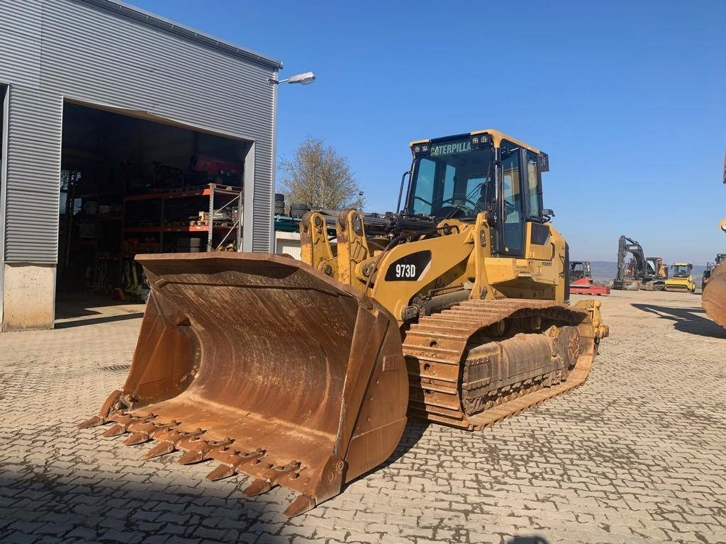 CAT 973 D - Lánctalpas homlokrakodó: 1 kép. CAT 973 D - Lánctalpas homlokrakodó: 1 kép.