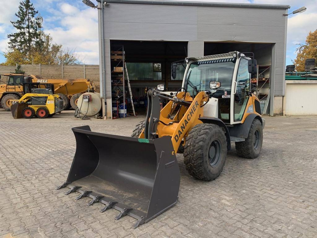 Liebherr L506 Compact - Gumikerekes homlokrakodó: 1 kép. Liebherr L506 Compact - Gumikerekes homlokrakodó: 1 kép.
