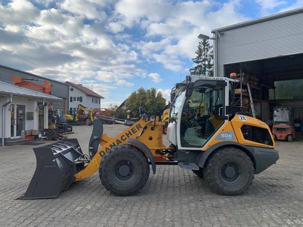 Liebherr L506 Compact - Gumikerekes homlokrakodó: 2 kép. Liebherr L506 Compact - Gumikerekes homlokrakodó: 2 kép.