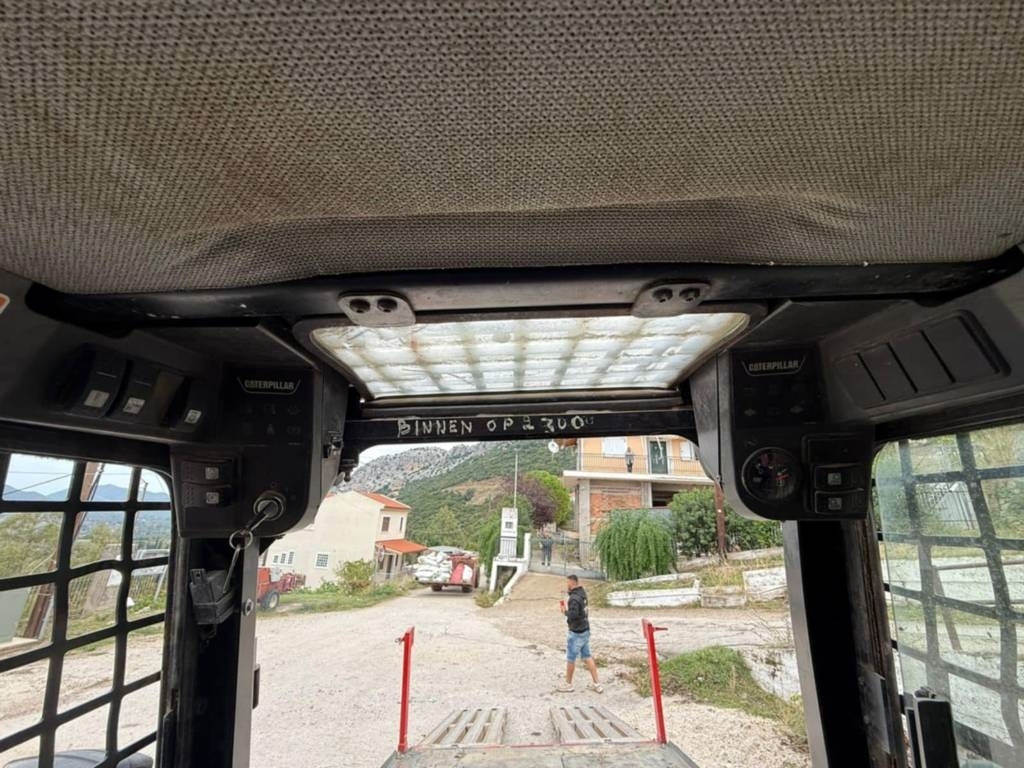 CAT 216 - Mini homlokrakodó: 5 kép. CAT 216 - Mini homlokrakodó: 5 kép.