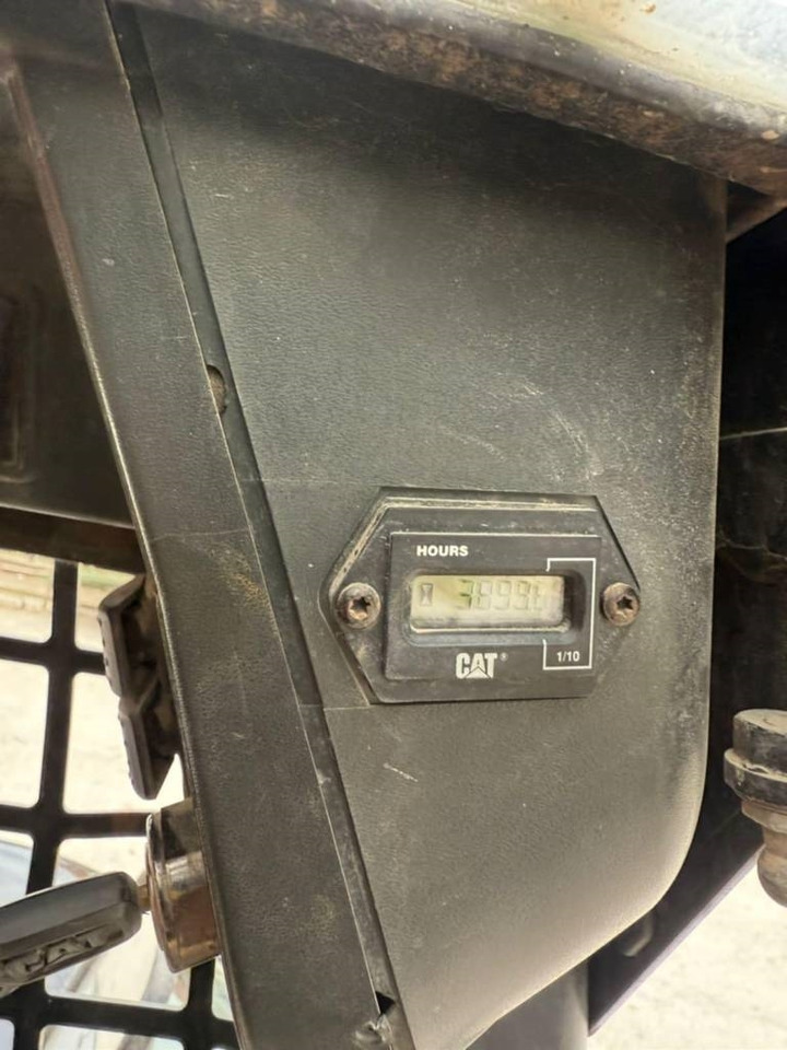 CAT 216 - Mini homlokrakodó: 4 kép. CAT 216 - Mini homlokrakodó: 4 kép.