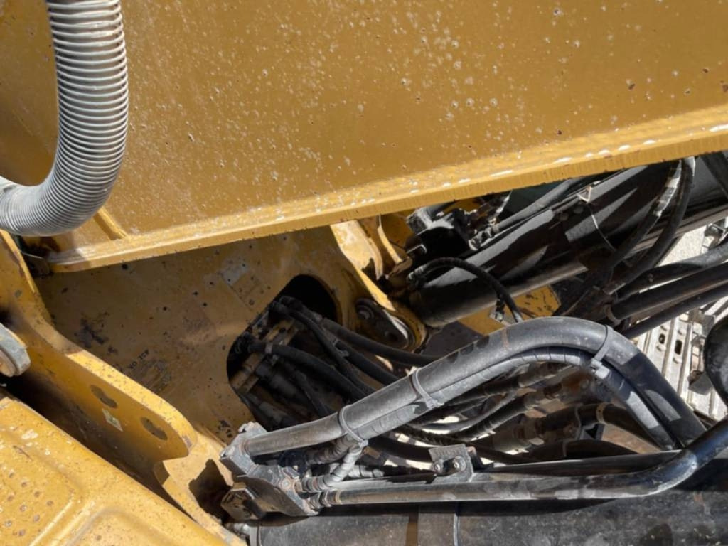 CAT 330 D LN - Lánctalpas kotró: 1 kép. CAT 330 D LN - Lánctalpas kotró: 1 kép.